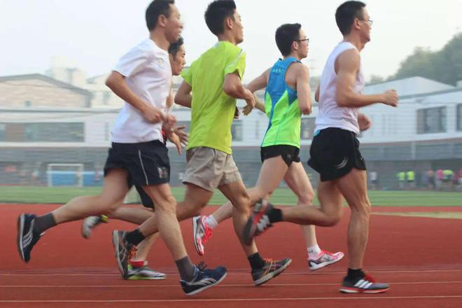 谁说跑步只要一双鞋和一条路？这4件基础装备跑步一定要有！！！(图1)