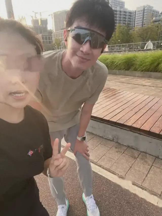 36岁林更新跑步被偶遇本人暴瘦撑不起裤子读博被女同学包围！(图1)