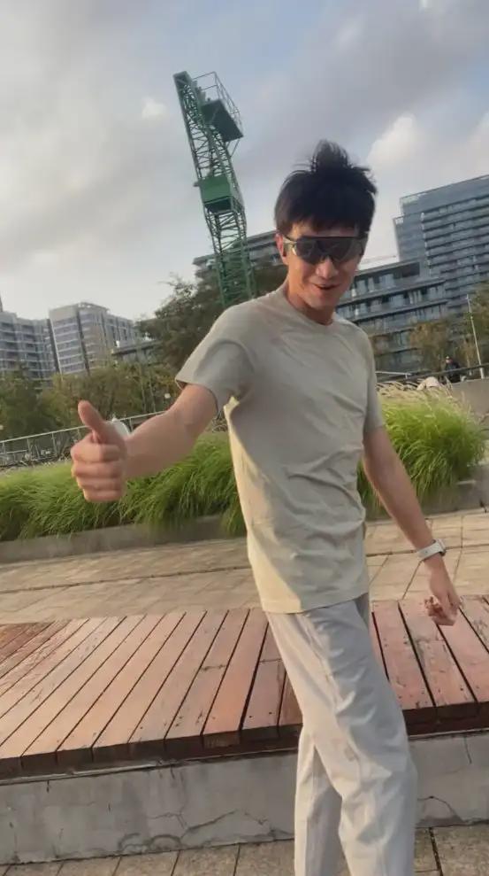 36岁林更新跑步被偶遇本人暴瘦撑不起裤子读博被女同学包围！(图3)