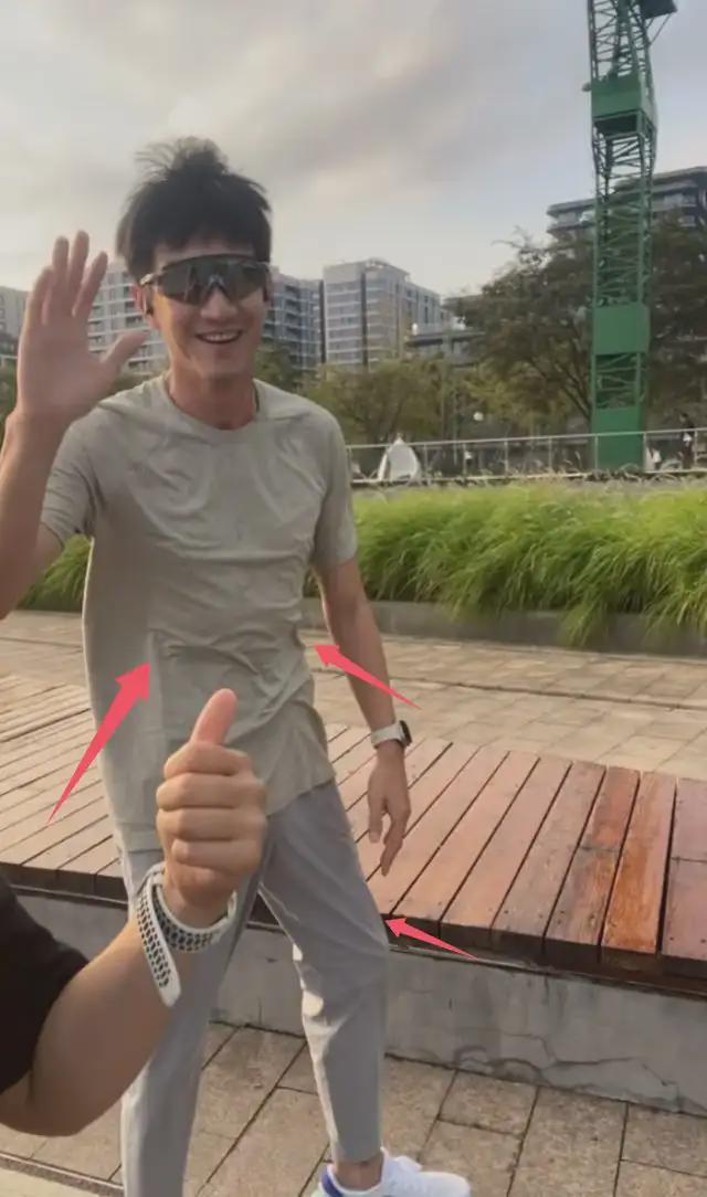 36岁林更新跑步被偶遇本人暴瘦撑不起裤子读博被女同学包围！(图4)