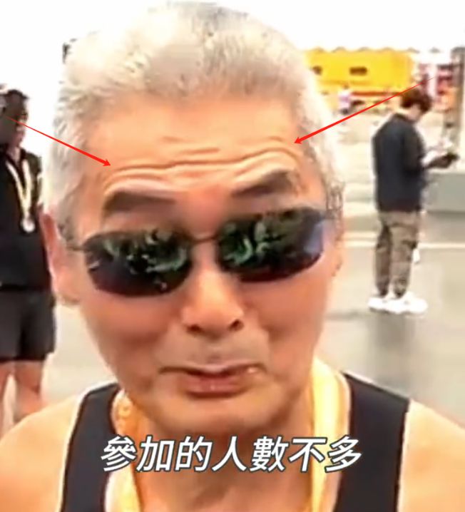 69岁周润发近况曝光：冒雨跑步素颜出镜满头银发网友直呼不敢认(图8)