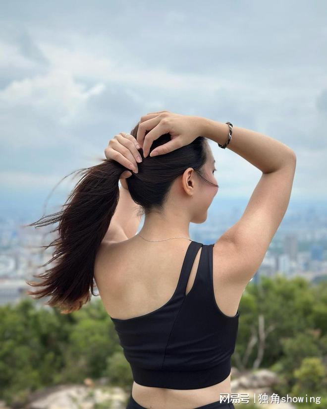 清新自然好看的单肩健身套装户外穿搭必备(图2)