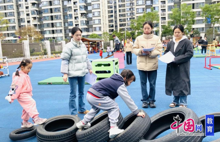 研户外运动促幼儿发展天府四幼开展户外体育自主游戏教研活动(图2)