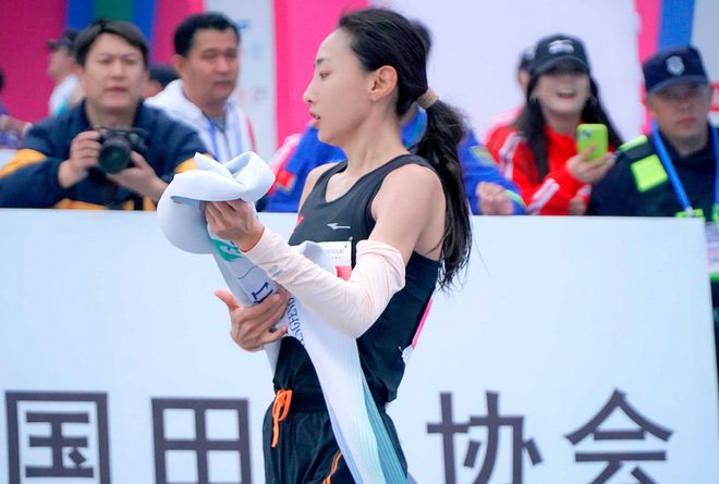 熟悉的李芷萱回来了济南马拉松打破赛道纪录夺冠！(图2)