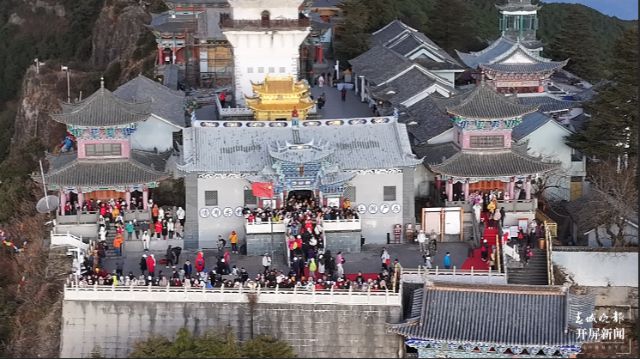 2025你好云南｜200余名户外运动爱好者鸡足山登高迎新年(图1)