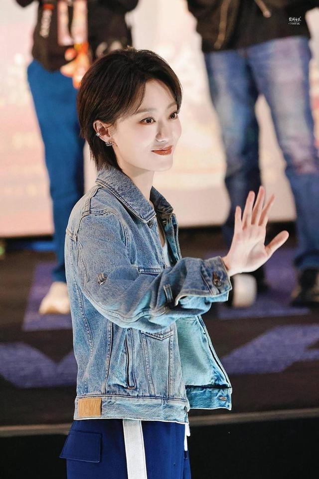 杨幂和张小裴撞衫带火了一种新穿法：牛仔外套+运动裤太时髦(图4)