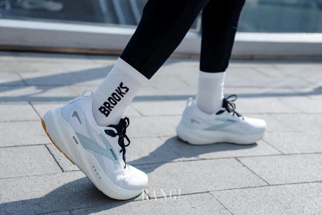 跑步新据点空降三里屯和BROOKS布鲁克斯「一起跑下去」！(图1)