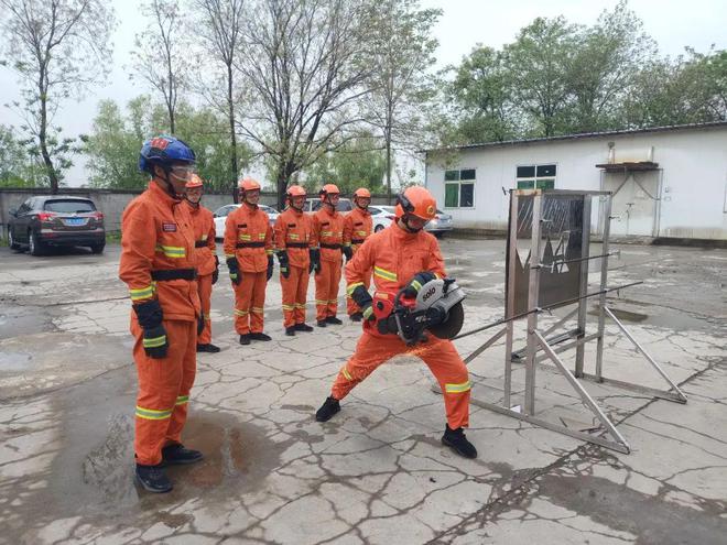 淬火新蓝锤炼精兵新训大队扎实开展地震救援装备操作与使用训练(图2)