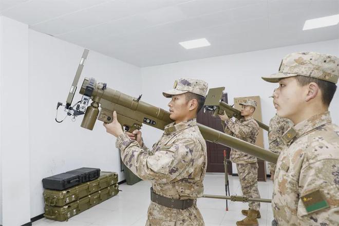 第71集团军某旅：学研新大纲掀起练兵备战新热潮(图4)