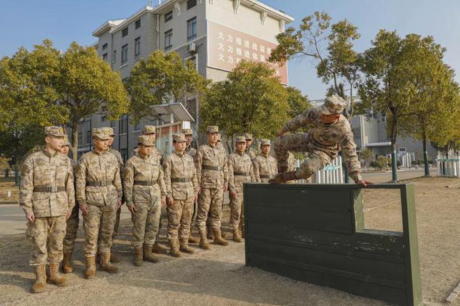 第71集团军某旅：学研新大纲掀起练兵备战新热潮(图3)