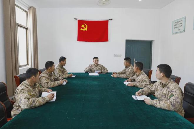第71集团军某旅：学研新大纲掀起练兵备战新热潮(图2)