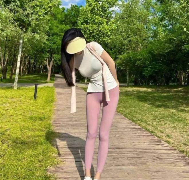 穿这种裤子去户外跑步尴尬吗？网友：有点让人羞羞……(图3)