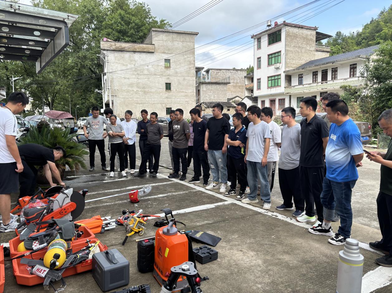 歙县岔口镇开展应急装备培训提升应急救援能力(图1)