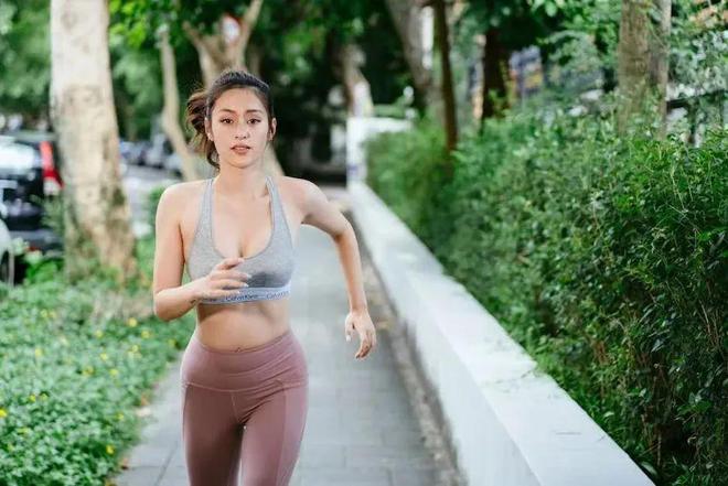 女子穿内衣跑步有错吗？为何却惨遭“怒怼”…(图2)