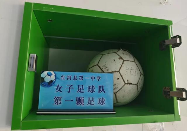 足球中国红河县一中：在山顶带球从云端突破(图7)