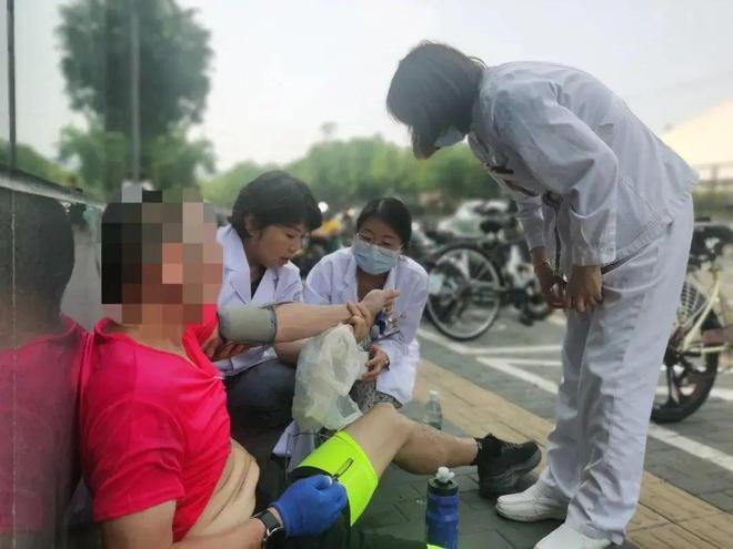 男子跑步时突然晕倒医生竟拿塑料袋套头？！(图1)