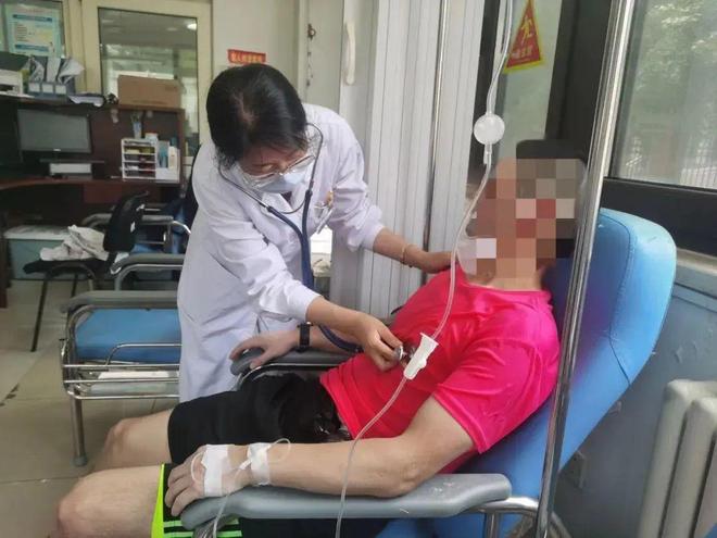 男子跑步时突然晕倒医生竟拿塑料袋套头？！(图4)