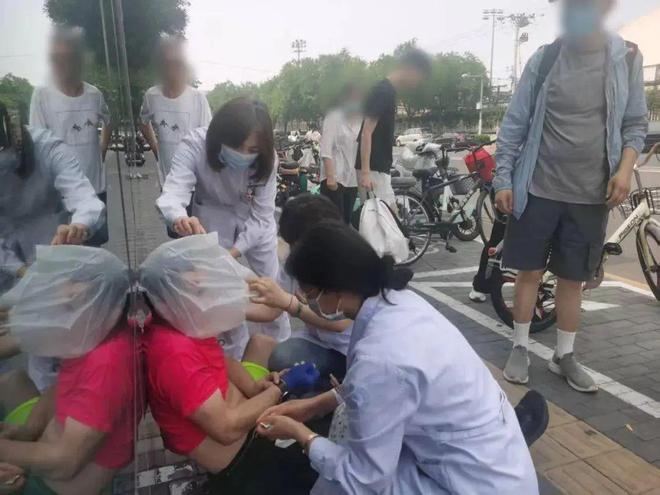 男子跑步时突然晕倒医生竟拿塑料袋套头？！(图2)