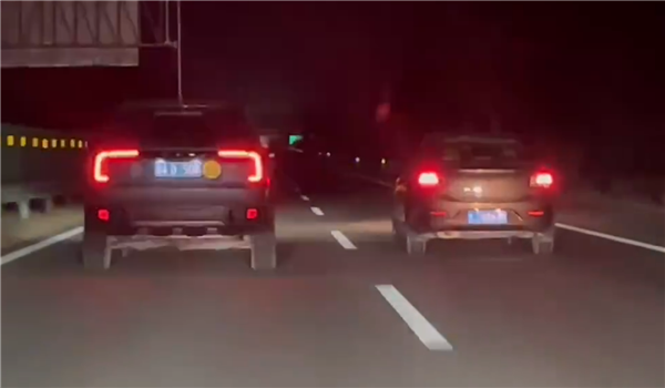 该怎么治！又见高速龟速车挡路：后车狂闪远光灯无济于事(图1)