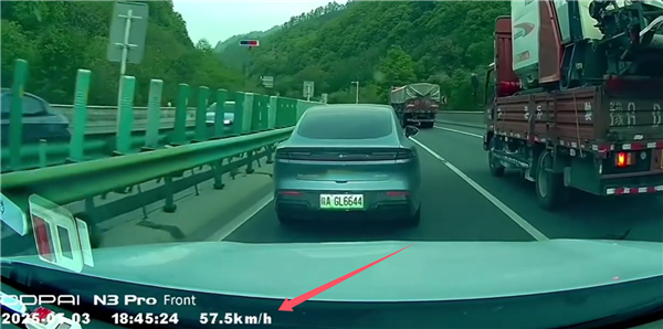 该怎么治！又见高速龟速车挡路：后车狂闪远光灯无济于事(图3)
