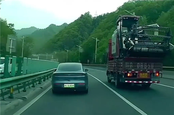 该怎么治！又见高速龟速车挡路：后车狂闪远光灯无济于事(图2)