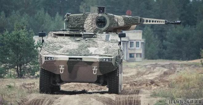 乌克兰士兵在德国接受“拳师犬”驾驶培训为装备新式武器做准备(图6)