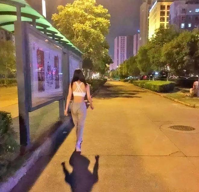 年轻女子夜跑因只穿内衣竟遭陌生男“怒怼”！啥情况？(图1)