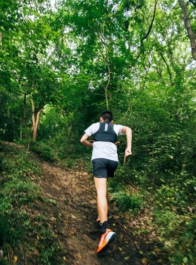 越野跑VS路跑：探索适合自己的奔跑之路(图1)