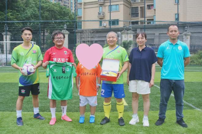 赠装备助训练！中山公益球队圆困难学生足球梦(图2)
