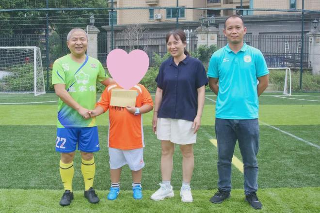 赠装备助训练！中山公益球队圆困难学生足球梦(图3)