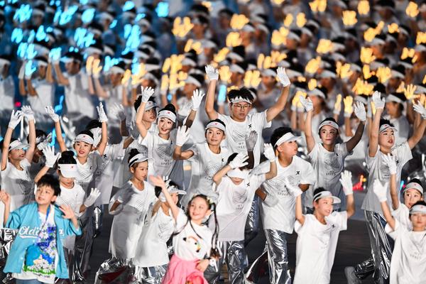特步闪耀成都世运会开幕式让运动无限可能(图5)
