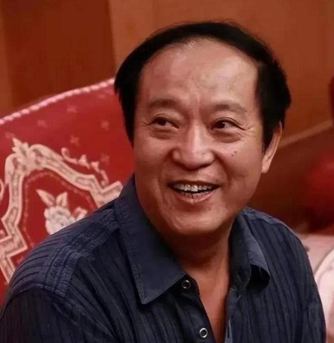 75岁牛群公园被偶遇光膀子锻炼不顾形象穿千层底布鞋十分朴素(图3)