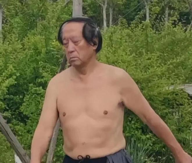 75岁牛群公园被偶遇光膀子锻炼不顾形象穿千层底布鞋十分朴素(图2)