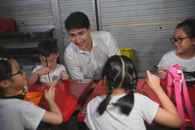 新加坡城会玩！“食阁外交”搞定法国总统、多国政要和商业大佬(图11)