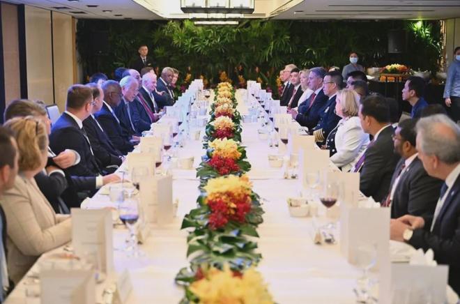 新加坡城会玩！“食阁外交”搞定法国总统、多国政要和商业大佬(图23)