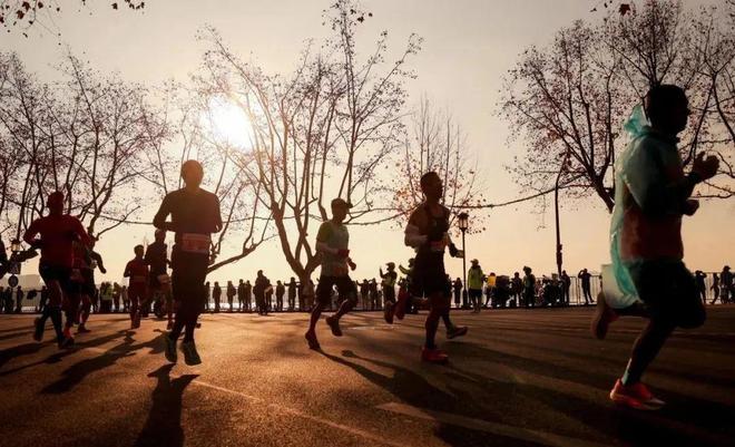 一湖一马一杭城！2025杭州马拉松报名今日15时启动36万跑者共赴热血之约！(图1)