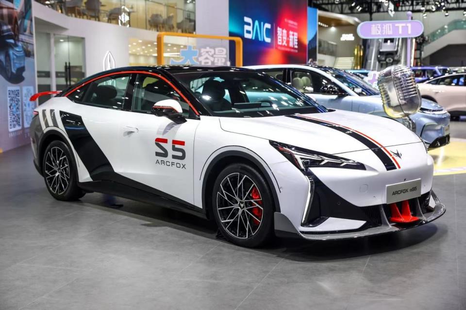 成都车展潮改吸睛!极狐新阿尔法S5给出纯电轿跑的“全能答案”(图1)