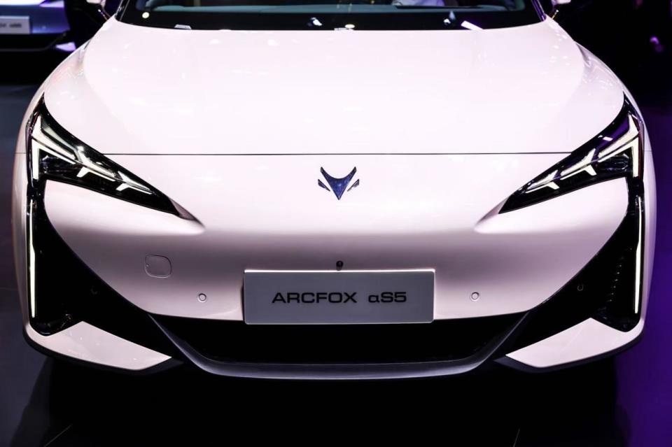 成都车展潮改吸睛!极狐新阿尔法S5给出纯电轿跑的“全能答案”(图2)