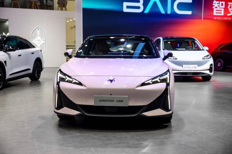 成都车展潮改吸睛!极狐新阿尔法S5给出纯电轿跑的“全能答案”(图4)