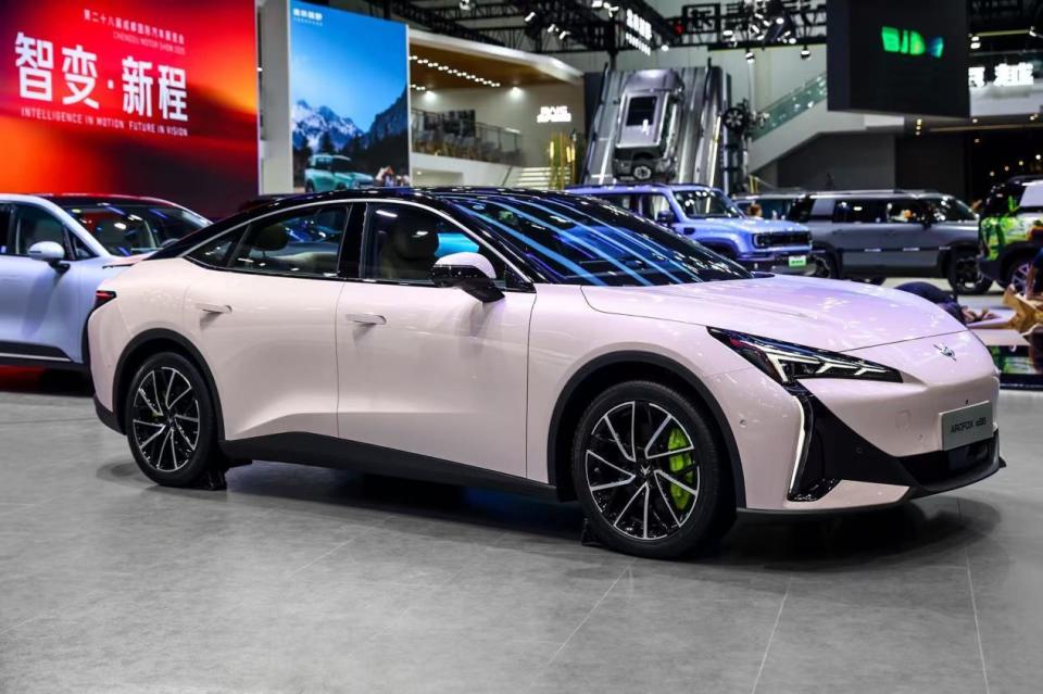 成都车展潮改吸睛!极狐新阿尔法S5给出纯电轿跑的“全能答案”(图3)