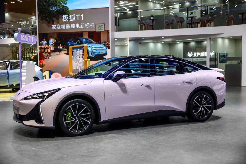 成都车展潮改吸睛!极狐新阿尔法S5给出纯电轿跑的“全能答案”(图5)