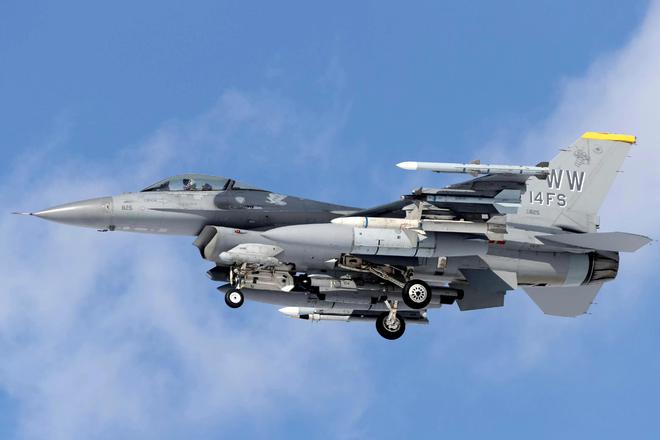 F16超视距猎杀苏-34俄军导弹连夜复仇乌军新兵营遭集束弹覆