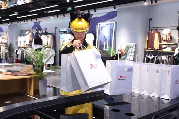 特步携手美团闪购开启运动装备30分钟达时代(图1)