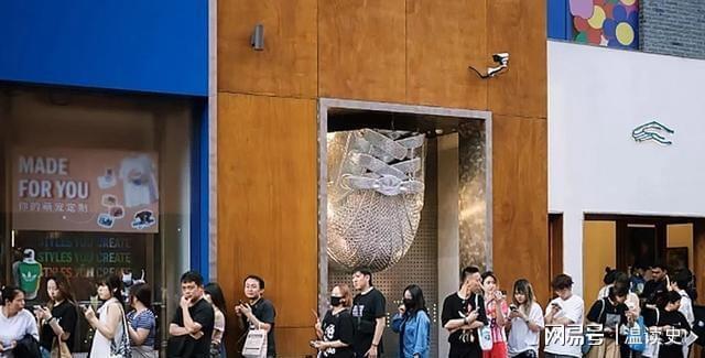 含绒70%敢卖800！阿迪找雪中飞代工被骂惨年轻人为啥还抢着买？(图2)