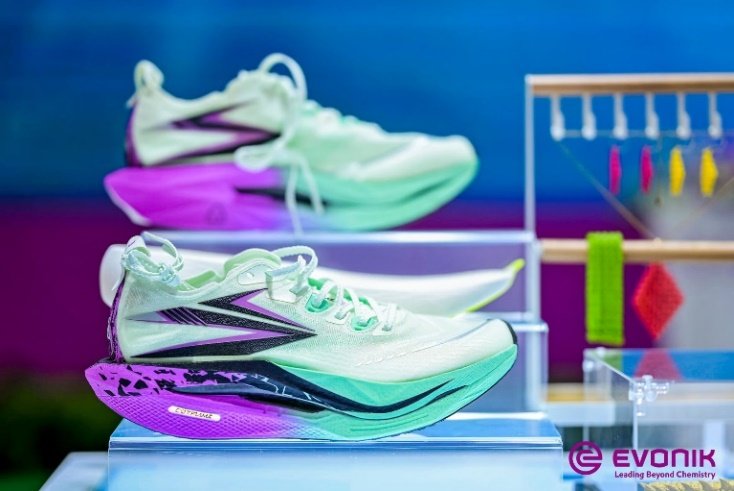 科技赋能绿色未来：361度联合赢创发布第二代MassBalance低碳环保跑鞋飞燃5(图2)