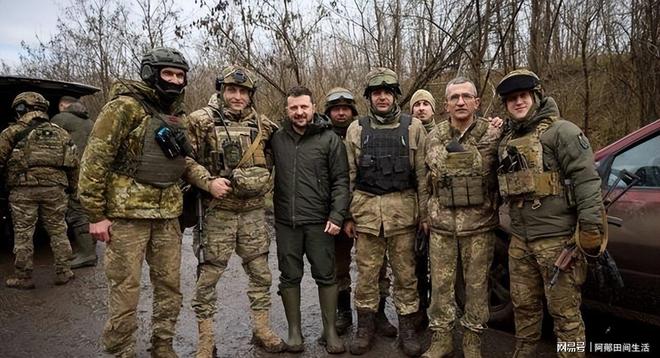 乌军溃败内讧升级！乌军精锐投降泽连斯基与总司令公开翻脸？(图4)