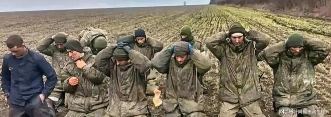 乌军溃败内讧升级！乌军精锐投降泽连斯基与总司令公开翻脸？(图2)