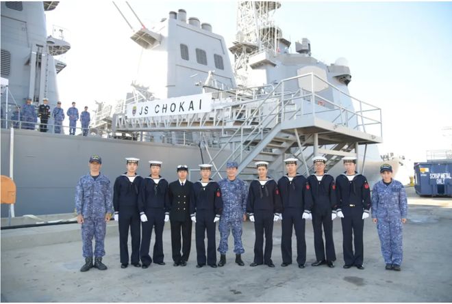 日本“鸟海”号驱逐舰抵达美国将配备新型“战斧”巡航导弹(图2)