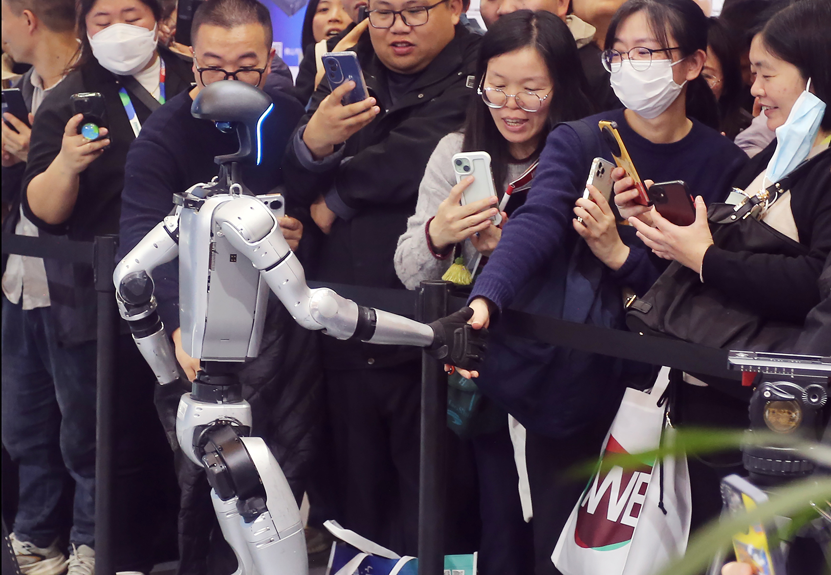 人形机器人如何“放心用”？头部险企接连推专属产品尚需跨越三大核心障碍(图1)