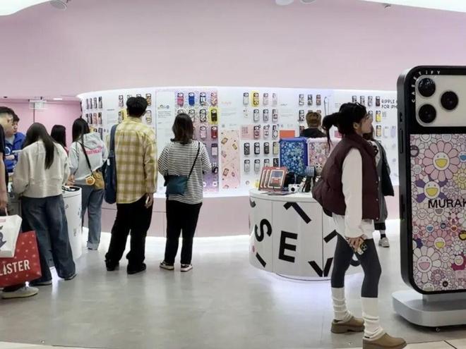 500元手机壳被炒成理财产品二手价卖3000元！贵价手机配件遭年轻人疯抢(图1)